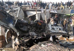 Pakistan'da bombalı saldırı: 21 Ölü