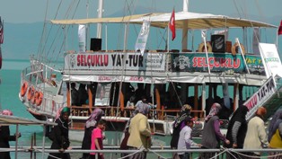 Yetimlere göl gezisi