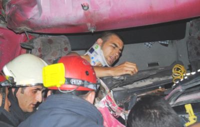 Kamyondan güçlükle çıkarıldı