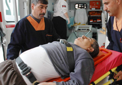 İskeleden düşen işçi hastanelik oldu