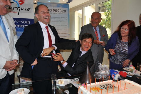 Göbek çevresini ölçtü