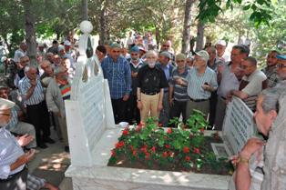 Kabri başında dua ettiler