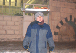 Okul paras1 için simit sat1yor