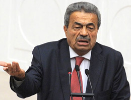 Kamer Genç'ten siyah çelenkli protesto