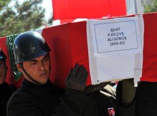 Son yolculuğuna damatlığıyla uğurlandı