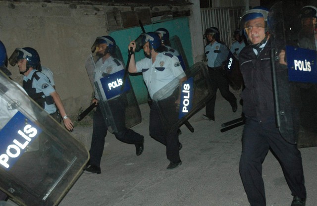 Kavgayı bırakıp polise saldırdılar