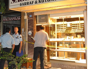 Soyguncunun elinden komşuları kurtardı