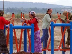 Kadınların gölde fitness keyfi