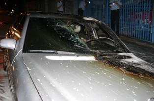 Lüks otomobili kundakladılar