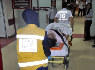 Refüje çarpan otomobil devrildi: 2 yaralı