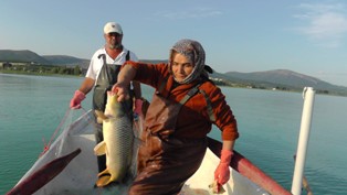 Beyşehir’de kadınlar kürek çekiyor