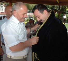 Rektöre “Çapan” giydirdiler