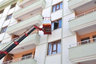 İntihar için kendini eve kilitledi