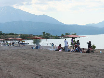 Sıcaktan bunalanlar suya girerek serinledi