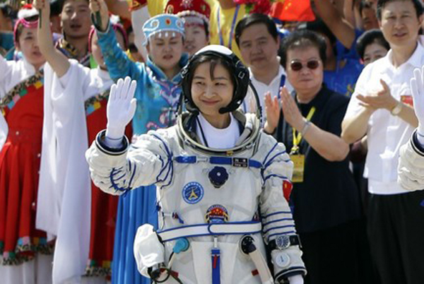 ÇİN MALI uzay mekiği dünyaya döndü