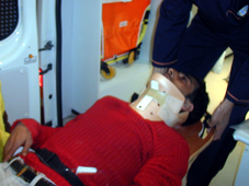 Kamyon ile direk arasına sıkıştı