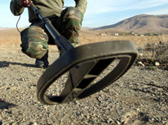 Askere hain tuzak: 2 yaralı