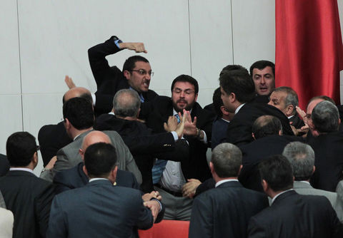 TBMM Genel Kurulu'nda yumruklar konuştu