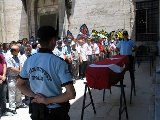 Polis memuru toprağa verildi