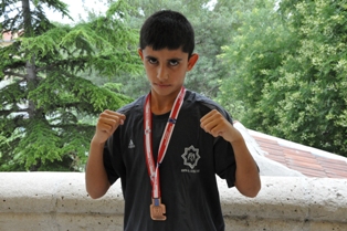Minik Yusuf ‘bronz’laştı