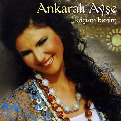 Şarkı söylerken masadan düştü