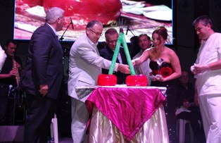 Konserde sürpriz kutlama