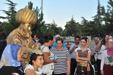 Hoca'nın heykeline yoğun ilgi
