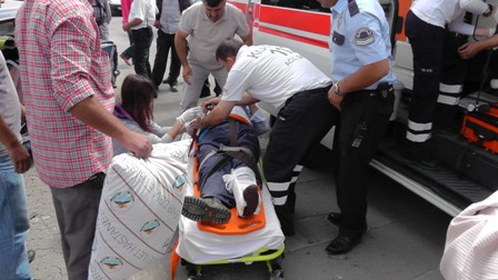 Hurdaya dönen araçta sıkıştı