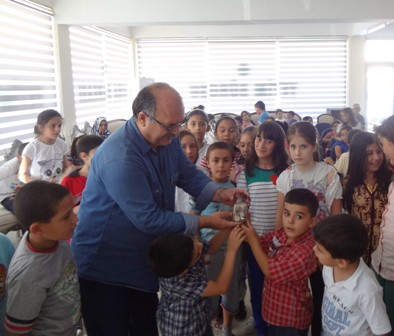 Paralarını yetimlerle paylaştılar