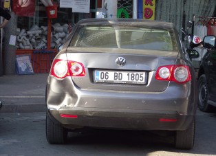Motosiklet otomobile çarptı: 2 yaralı