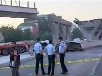 Metrobüs yolu çöktü: 1 ölü