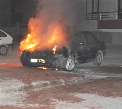 İşçi midibüsü ile otomobil kundaklandı