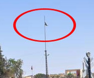 Türkiye sınırınında Özgür Suriye Ordusu bayrağı