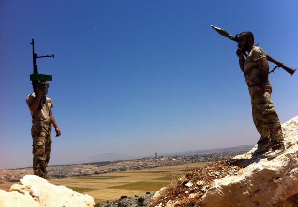 Sınır kapısını ele geçirdiler