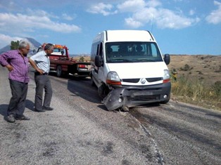 Minübüs kayalıklara çarptı: 2 yaralı