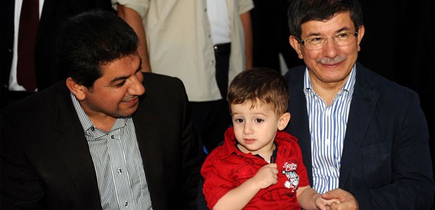 Davutoğlu ilk iftarını çocuklarla yaptı