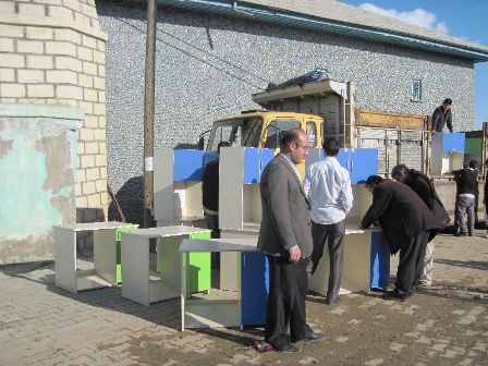 Bin 453 öğrenciye masa-sandalye