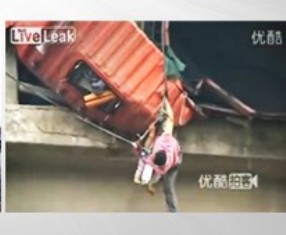 Tır devrildi, şoför viyadükte asılı kaldı!