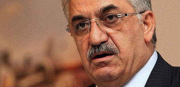Kendi yazdığı 3 dönem yasağına takılan bakan