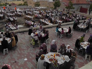 2 bin kişi birlikte iftar açtı