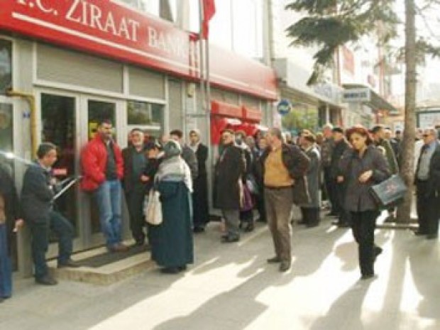 Banka sırasında dolandırıldı