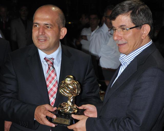 Davutoğlu'na 'Altın Kavuk' ödülü