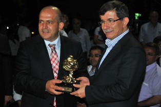 Davutoğlu'na Altın Kavuk ödülü