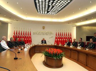 Tutuklu generallerin durumu YAŞ'ta belli olacak