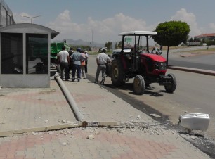 Römork aydınlatma direğini devirdi