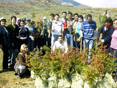 Gönüllü Hanımlardan fidan dikimi