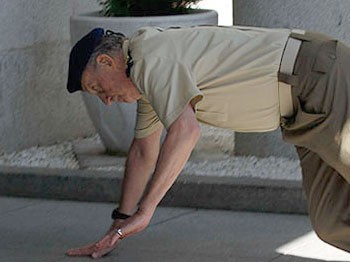 Askeri birliği selamlarken burun üstü düştü