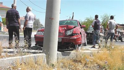 Otomobil elektrik direğine çarptı