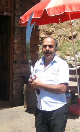 Bakan Davutoğlu için kılıç yaptı