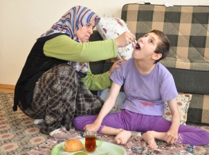 15 yıldır kızını sırtında taşıyor